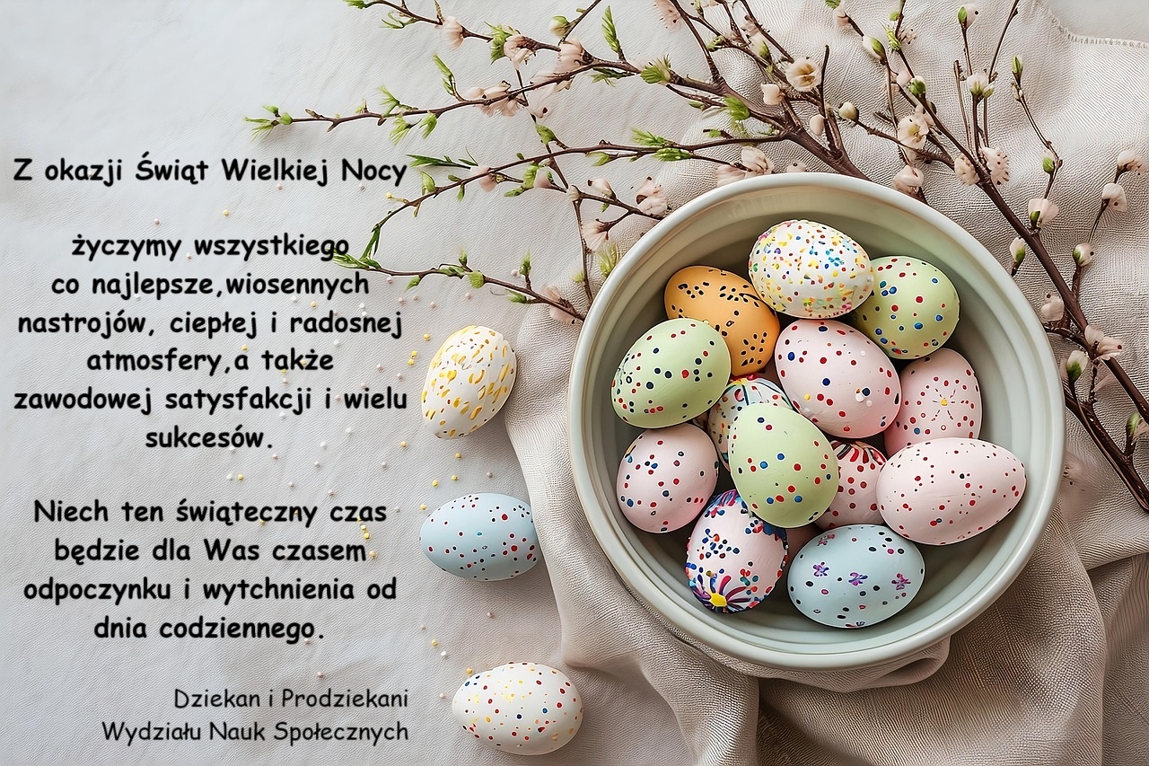 Beżowe tło, kolorowe pisanki w misce, gałązki kwiat&oacute;w i życzenia wielkanocne