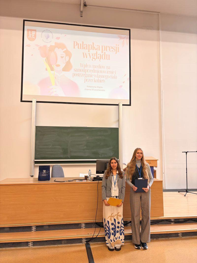 Joanna Wrześniewska i Katarzyna Wajda członkinie Studenckiego Koła Naukowego Psychologii (SKNP) 
